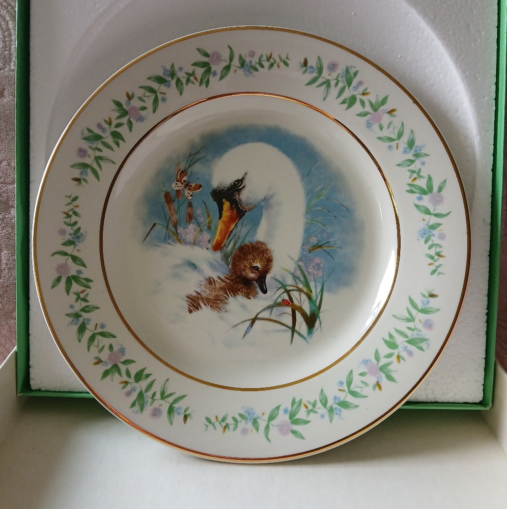 Avon Gold and Green‎ Artistic Commemorative Plate 1975